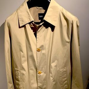Beautiful like-new Hugo Boss trench coat. EU size 52